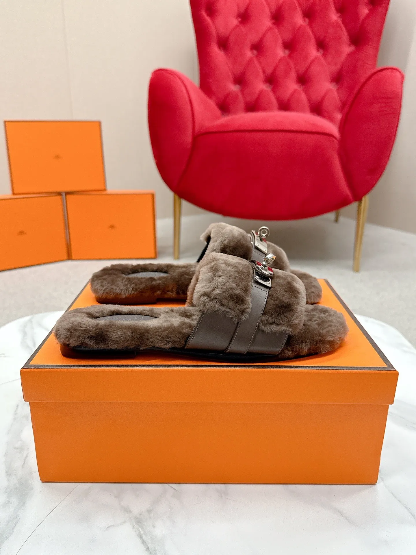 👟👟Ex-factory price 480👟👟 Hermes 🐎25/ Latest Autumn and Winter fur one-piece fur slippers KeIIy locks are embellished on the uppers with palladium plating to reflect low-key light. This year’s fabrics are made of lamb wool, which is fluffy and cute. It feels like stepping on clouds. Wear it barefoot or with socks, it is very fashionable 🎁 Paired with suit pants, it is an invisible shirt in the workplace. Echoing the knitted skirt, it has become a standard accessory for lazy afternoons. Pair it with jeans for a more casual style. ✔️Fabric: wool ✔️Inner lining: imported lamb wool ✔️Sole: original leather sole ✔️Size: #35-42 (customized at 40.41.42)